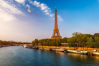 Paris Eyfel Kulesi ve Paris, Fransa 'da gün batımında Seine Nehri. E