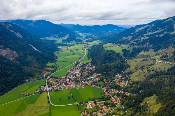 Bayrischzell municipio vista aérea, con vistas a Osterhofen — Foto de Stock