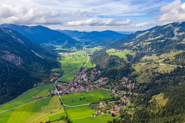 Uitzicht op de lucht van de gemeente Bayrischzell met uitzicht op Osterhofen — Stockfoto