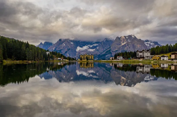 Tre Cime di Lavaredo peaks seen from Misurina lake in Dolomites, — Stock Photo, Image