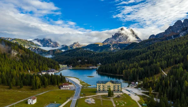 Dolomitlerdeki Misurina Gölü 'nden Tre Cime di Lavaredo tepeleri görüldü.,