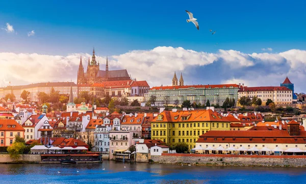 Prags slott, Karlsbron och båtar på floden Vltava. Vie — Stockfoto