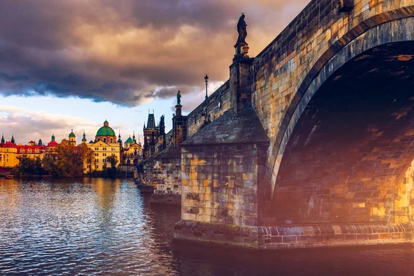 Vue d'automne sur le pont Charles sur la rivière Vltava à Prague, République tchèque — Photo