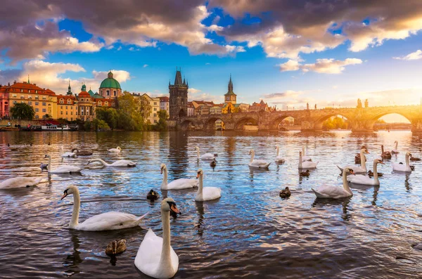 Vista de outono para a ponte Charles no rio Vltava, em Praga, República Checa — Fotografia de Stock