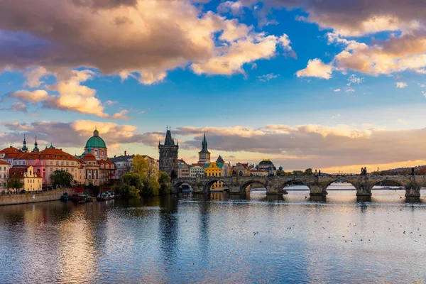 Höst beskåda till Karlsbron på Vltava floden i Prague, tjeckiska R — Stockfoto