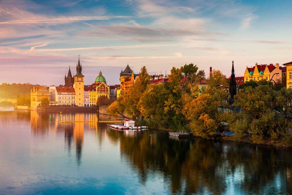 Vista de otoño al puente de Carlos sobre el río Moldava en Praga, República Checa — Foto de Stock