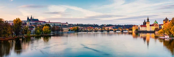 Vista de outono para a ponte Charles no rio Vltava, em Praga, República Checa — Fotografia de Stock