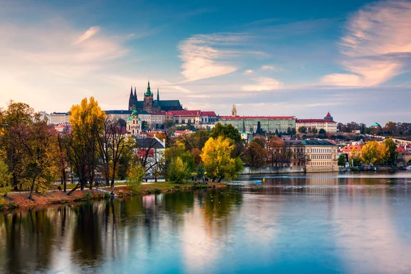 Vista de outono para a ponte Charles no rio Vltava, em Praga, República Checa — Fotografia de Stock