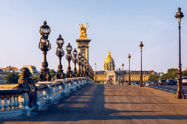 Pont Alexandre III ponte sobre o rio Sena no verão ensolarado m — Fotografia de Stock