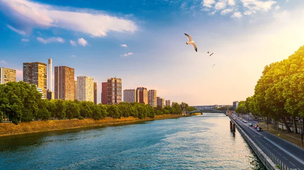 Paris, Fransa 'da ofis binası olarak kullanılan kuleler ve gökdelenler. — Stok fotoğraf