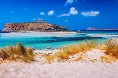 Balos Gölü ve Gramvousa 'da turkuaz suyu olan inanılmaz bir sahil.