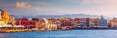 Girit Adası 'ndaki Chania kasabasının eski Venedik limanındaki camii