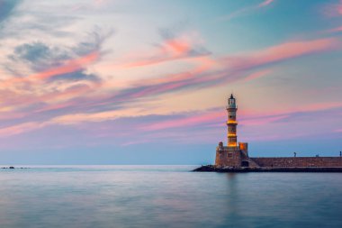 Chania 'nın eski limanında güneş gören Venedik limanı ve deniz feneri