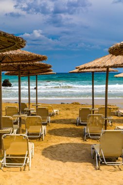 Yaz tatilinde. Saman güneş gözlüğü ve güneşlik. 