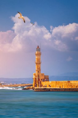 Chania 'nın eski limanında Venedik limanı ve deniz feneri