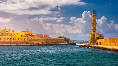 Chania 'nın eski limanında Venedik limanı ve deniz feneri