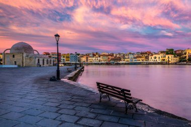 Chania şehrinin Venedik Limanı gündoğumunda turkuazla