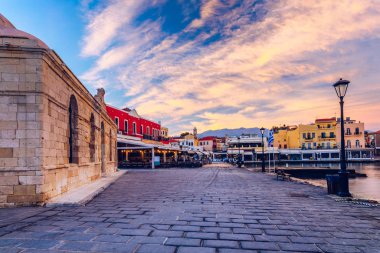 Chania şehrinin Venedik Limanı gündoğumunda turkuazla