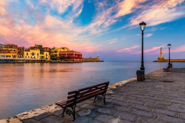 Chania şehrinin Venedik Limanı gündoğumunda turkuazla
