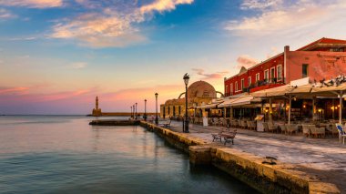 Chania şehrinin Venedik Limanı gündoğumunda turkuazla