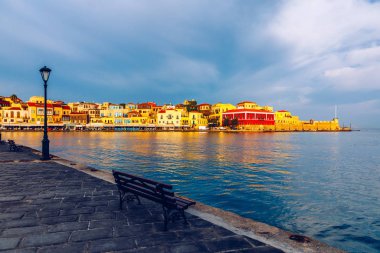 Chania 'nın eski bir limanı. Girit adasının simgeleri. Yunanca