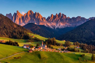Santa Maddalena (Santa Magdalena) köyünde büyülü Dolomitler