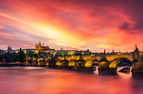 Karlsbrücke bei Sonnenuntergang mit buntem Himmel, Prag, Tschechische Republik — Stockfoto