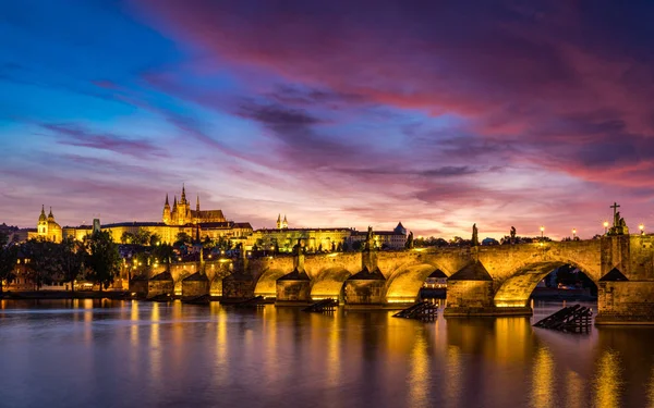 Karlsbrücke in Prag in Tschechien. Prag, Tschechische Republik. cha — Stockfoto