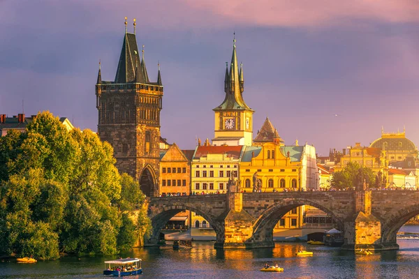 Prager Burg, Karlsbrücke und Boote auf der Moldau. Vie — Stockfoto