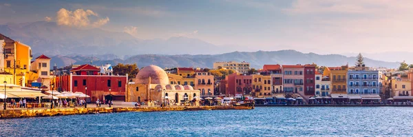 Girit Adası 'ndaki Chania kasabasının eski Venedik limanındaki camii — Stok fotoğraf