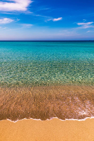 Schöner türkisfarbener strand falasarna (falassarna) in beton, griechenland — Stockfoto