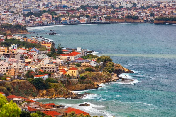 Porto veneziano velho de Chania com barcos fisihing e iates em — Fotografia de Stock