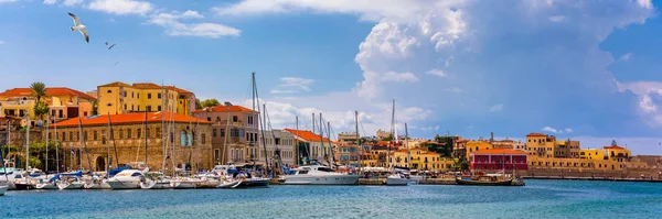 Velho porto de Chania com gaivotas voadoras. Marcos de Creta isla — Fotografia de Stock