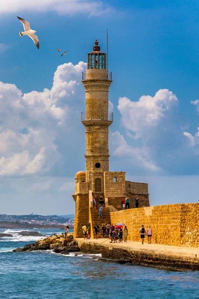 Porto veneziano e faro nel vecchio porto di Chania con se — Foto Stock