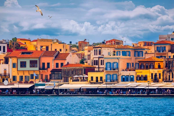 Velho porto de Chania com gaivotas voadoras. Marcos de Creta isla — Fotografia de Stock