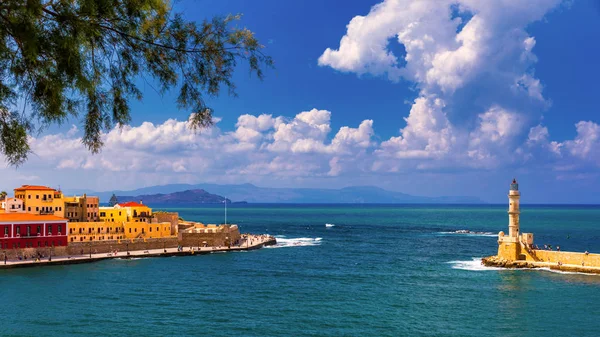 Panorama do porto veneziano beira-mar e farol em ha velha — Fotografia de Stock