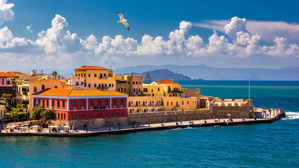 Velho porto de Chania com gaivotas voadoras. Marcos de Creta isla — Fotografia de Stock