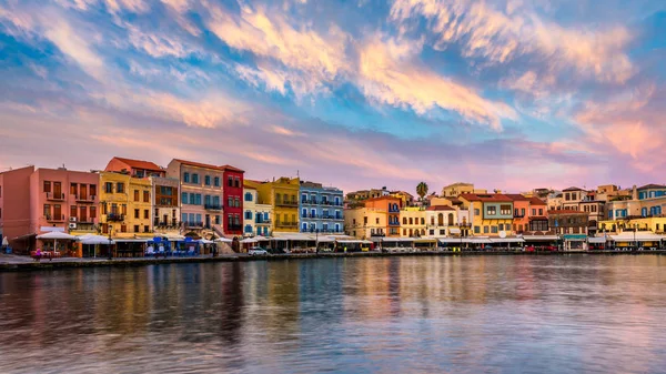 Puerto Veneciano de la ciudad de Chania al amanecer con turquesa —  Fotos de Stock