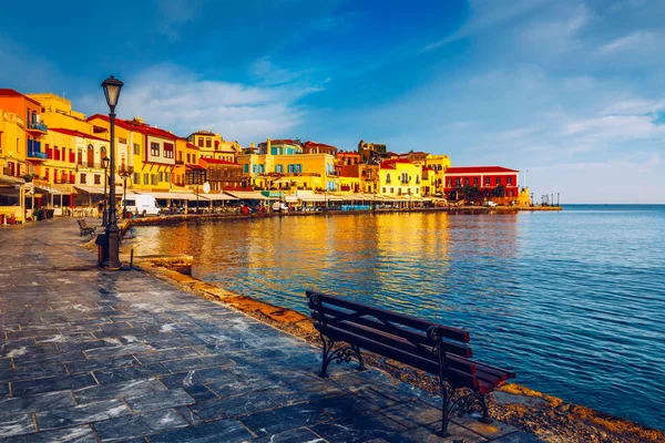 Chania 'nın eski bir limanı. Girit adasının simgeleri. Yunanca
