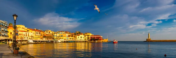 Velho porto de Chania com gaivotas voadoras. Marcos de Creta isla — Fotografia de Stock