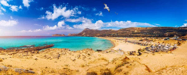 Panorama de plage turquoise Falasarna (Falassarna) en Crète avec — Photo