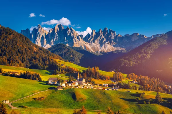 Pueblo de Santa Magdalena con Dolomitas mágicas — Foto de Stock