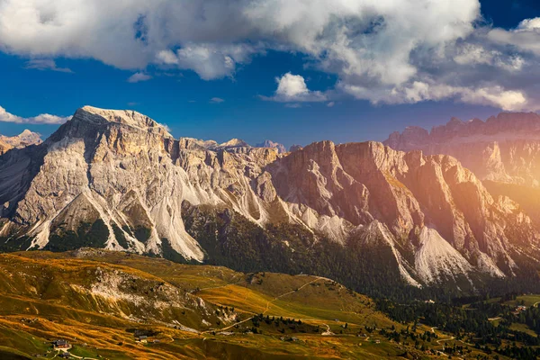 Seceda en automne au Tyrol du Sud dans les Alpes du Nord de l'Italie. Vue — Photo