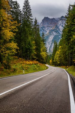 Dağ yolundan. Yatay, kayalar, güneşli gökyüzü bulutlar ve b