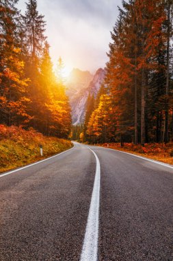 Virajlı yol manzarası. Güney İtalya Alplerinde asfalt yollar