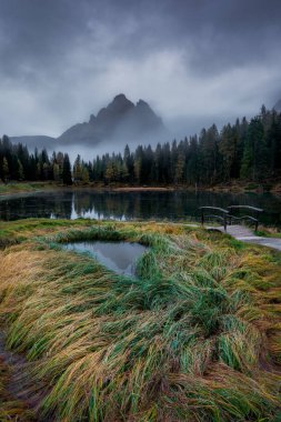 Antorno Gölü (Lago di Antorno), Bellun 'un Dolomites bölgesinde yer alır.