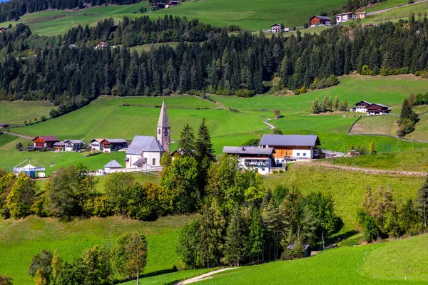 Santa Maddalena (Santa Magdalena) village with magical Dolomites — Stock Photo, Image