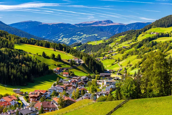 Pueblo de Santa Magdalena con Dolomitas mágicas — Foto de Stock