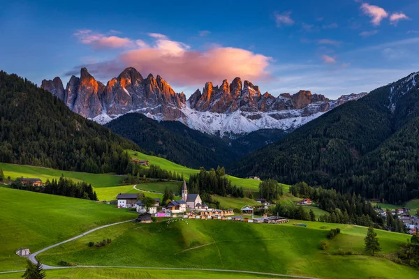 Santa Maddalena (Santa Magdalena) aldeia com Dolomitas mágicas — Fotografia de Stock