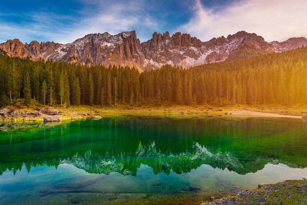 Lago Carezza (Lago di Carezza, Karersee) con Monte Latemar, Bol — Foto de Stock